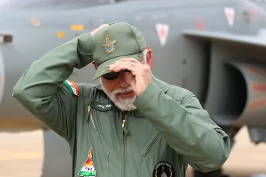 তেজস-ক্রিয়। বেঙ্গালুরুতে তেজস যুদ্ধ বিমানে এক চক্কর আকাশে উড়ে আসার পর প্রধানমন্ত্রী মোদী। বায়ুসেনার পোশাকে তাঁকে দেখে চেনাই যাচ্ছিল না। 