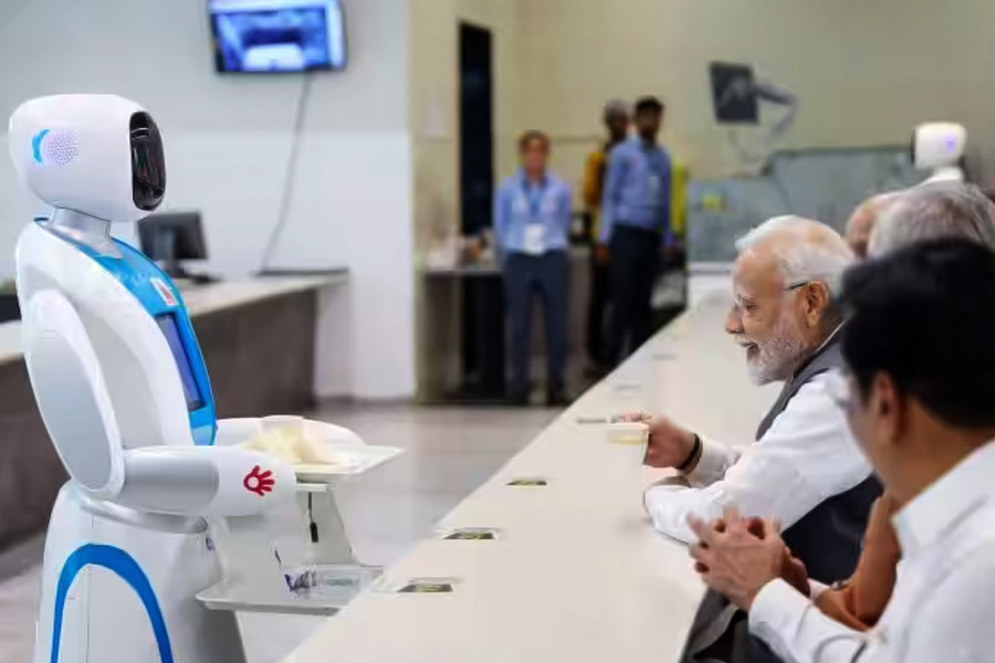 চায়ে পে চর্চা। আমদাবাদে মোদীকে চা পরিবেশন করল রোবট। রোবোটিক পার্কের উদ্বোধনে এসেছিলেন প্রধানমন্ত্রী। 