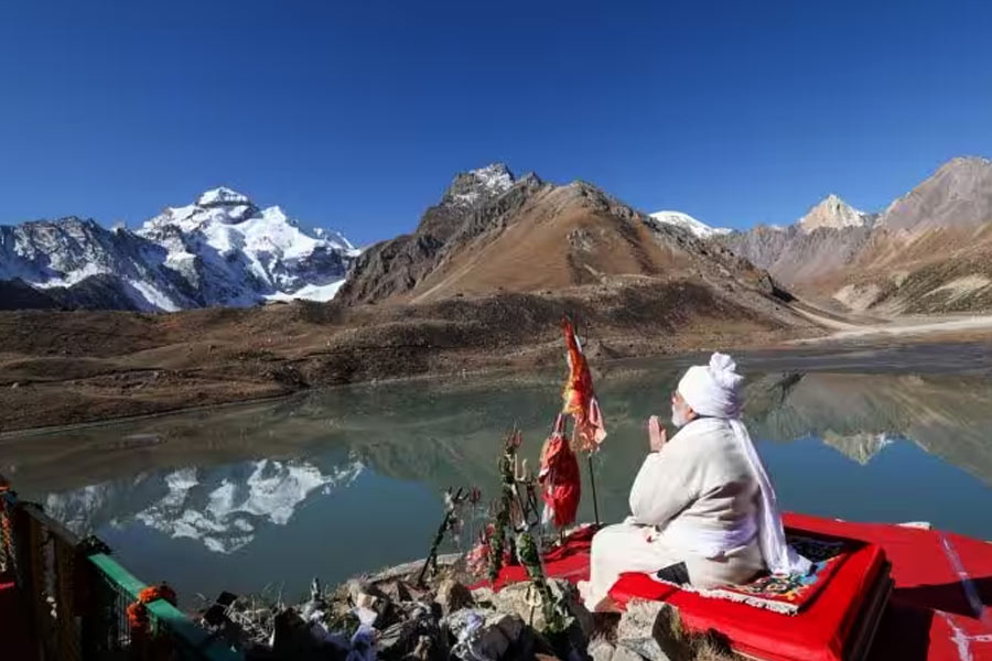 নম নমো। উত্তরাখণ্ডের পার্বতী কুণ্ডে প্রার্থনায় বসলেন প্রধানমন্ত্রী নরেন্দ্র মোদী। সামনে কুণ্ডের জলে তুষারধবল শৃঙ্গের প্রতিফলন। লাল কার্পেটে বসে হাত জোড় করে নমস্কার জানালেন মোদী। 