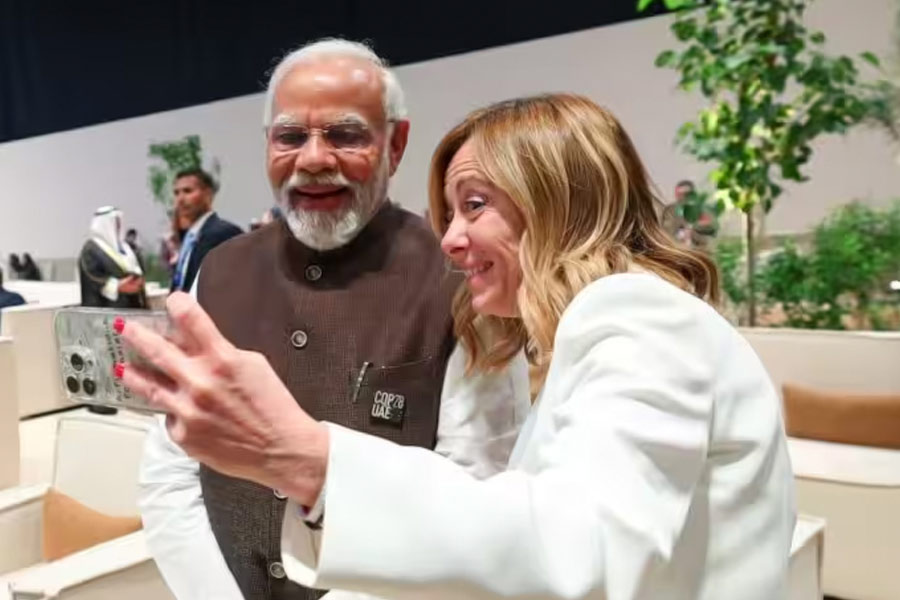 হাসো তো দেখি! ইতালির প্রধানমন্ত্রী জর্জিয়া মেলনির সঙ্গে দেখা হল প্রধানমন্ত্রী মোদীর। জলবায়ু পরিবর্তন নিয়ে কনফারেন্সের আসর বসেছিল দুবাইয়ে। তারই ফাঁকে দু’জনে তুললেন নিজস্বী।