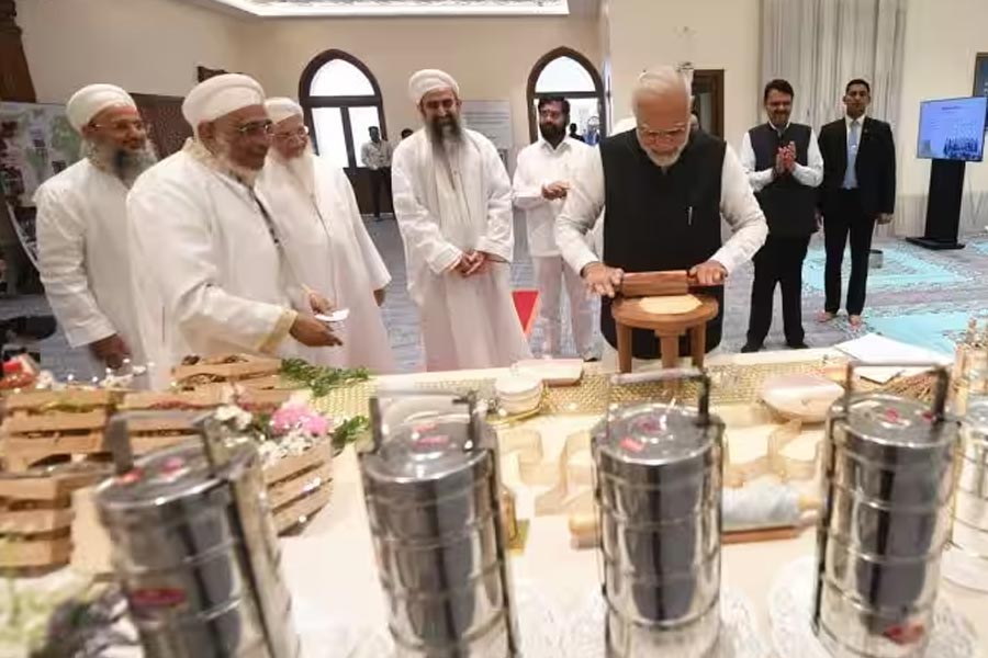 রুটি গোল হল কি? বেলন চাকি নিয়ে রুটি বেলতে শুরু করেছিলেন মোদী। মুম্বইয়ের মারোলে সইফি অ্যাকাডেমির নতুন ক্যাম্পাস উদ্বোধনে। 