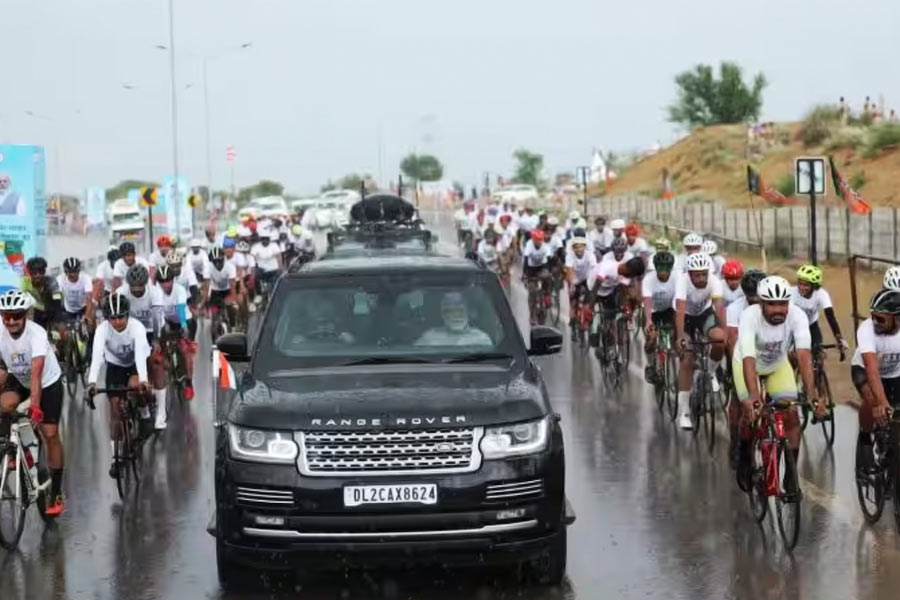 বিকানেরী বাইসাইকেল। রাজস্থান সফরে বিকানেরে মোদীর জন্য আয়োজিত হয় রোড শো। তাতে অংশ নিয়েছিলেন বাইসাইকেল আরোহীরা। মোদীর কনভয় ঢুকে পড়ল সেই সাইকেল চালকদের মাঝে। তাদের সঙ্গেই তাল রেখে এগোতে থাকল গাড়ি।