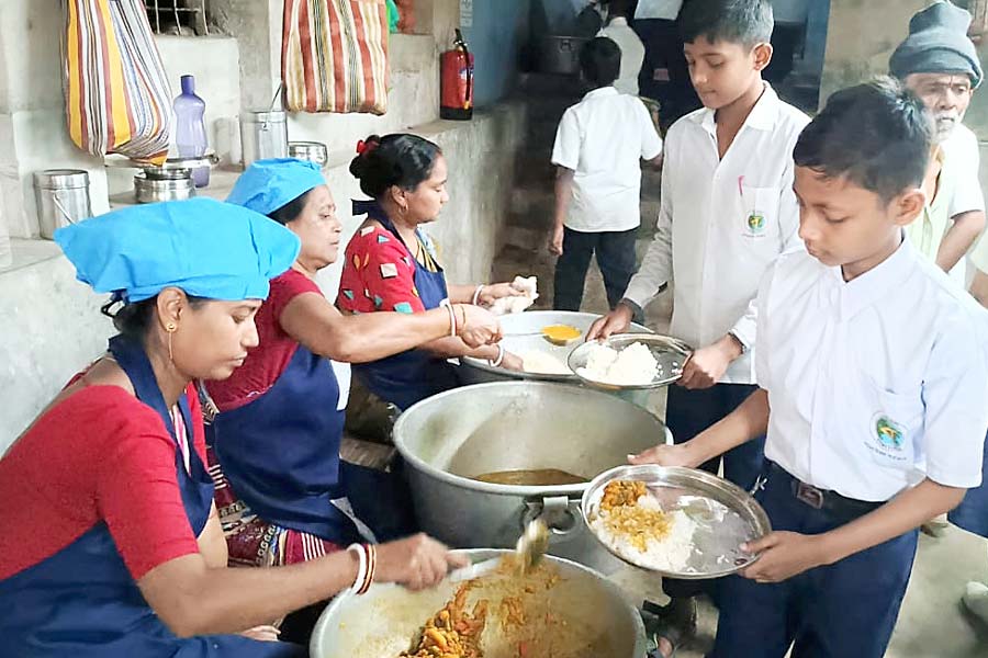 Picture of serving midday meal in a school.
