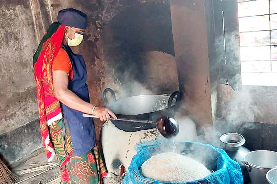 Picture of preparing midday meal in a school.