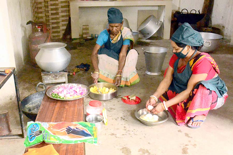 An image showing two women are cooking in school 