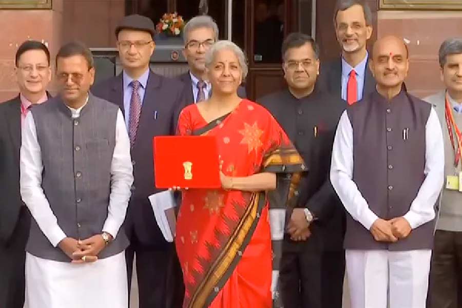 লালকে বলা ধনদেবী লক্ষ্মীর রং। সোনালি প্রাচুর্যের। বিশ্ব জুড়ে আর্থিক মন্দার আর্তনাদ, যার জের ভারতেও পড়ার আশঙ্কা করছেন অর্থনীতিবিদেরা। তখন সীতারামনের শাড়ি কি কোনও আগাম শ্রীবৃ্দ্ধির বার্তা দিচ্ছে, তাই নিয়েই বাড়ছে কৌতূহল।