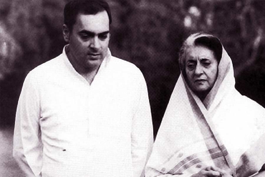 Rajiv Gandhi-Indira Gandhi.