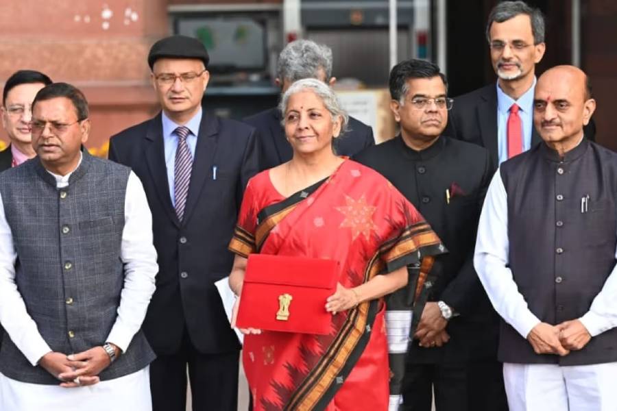 লাল শাড়ি, লাল ব্লাউজ, লাল টিপ। হাতে বাজেটের আধুনিক ফাইলটিও লাল। 