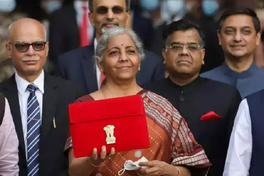 তবে নির্মলাকে গান্ধীদের মতো খাদিপ্রেমী বলা চলে না। সুতির পাশাপাশি সিল্কেও তাঁর অবাধ বিচরণ। বিশেষ করে বিভিন্ন প্রাদেশিক বৈশিষ্ট্যসম্পন্ন শাড়িতেও দেখা যায় তাঁকে। যেমন গত বছর বাজেটেই তিনি হাজির হয়েছিলেন একটি জং রঙের ব্যোমকাই শাড়িতে। 