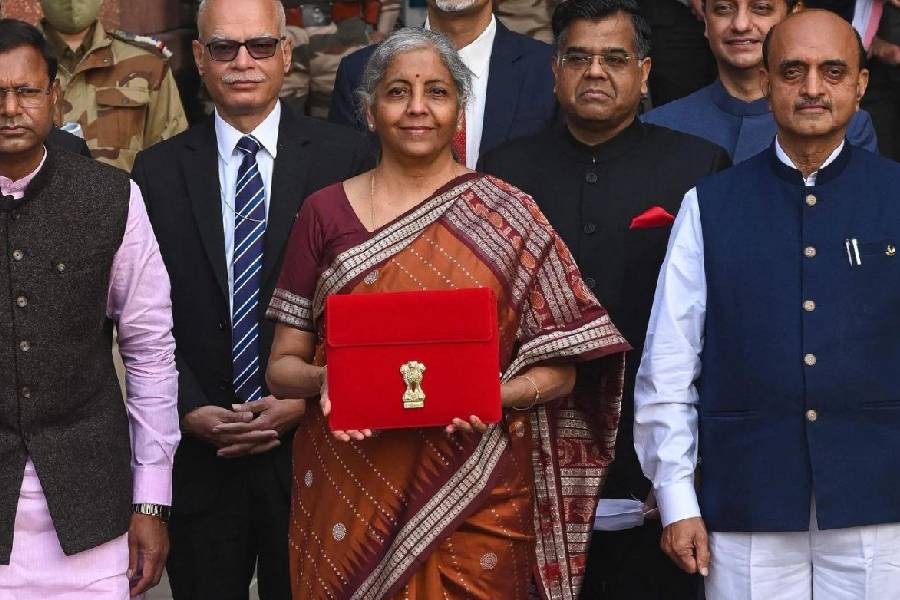 জংরঙা সেই শাড়িতে ছিল মেরুনরঙা পাড় আর তাতে ব্যোমকাই শাড়ির চিরাচরিত রুপোলি সুতোর কারুকাজ। ওড়িশার তাঁতিদের হাতে বোনা শাড়ি এই ব্যোমকাই।