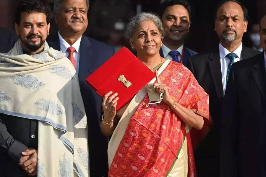 ২০২১ সালের বাজেট পেশ করতে নির্মলা আসেন লাল সাদা পচমপল্লী শাড়িতে। অর্ধেক সাদা জমি। অর্ধেক লাল ইক্কতের নকশাদার জমি। ফিকে সবুজ ইঞ্চি পাড়। লাল ব্লাউজের সঙ্গে সেই শাড়ি ম্যাচ করেছিলেন নির্মলা। পচমপল্লি তেলঙ্গানার তাঁতিদের বোনা শাড়ি। 