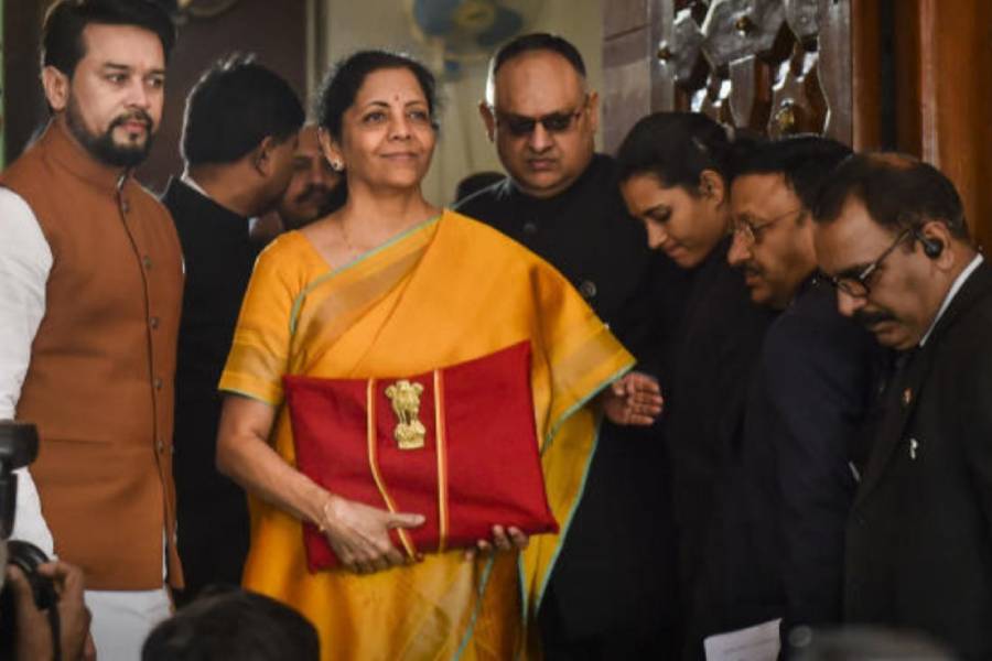 ২০২০ সালের বাজেটে নির্মলা হাজির হয়েছিলেন উজ্জ্বল হলুদ শাড়ি পরে। সোনালি পাড়ের পাশাপাশি তাতে মিহি সরু আকাশি রঙের বর্ডারও ছিল। সঙ্গে ছিল ম্যাচিং হলুদ ব্লাউজ এবং মেরুন টিপ।