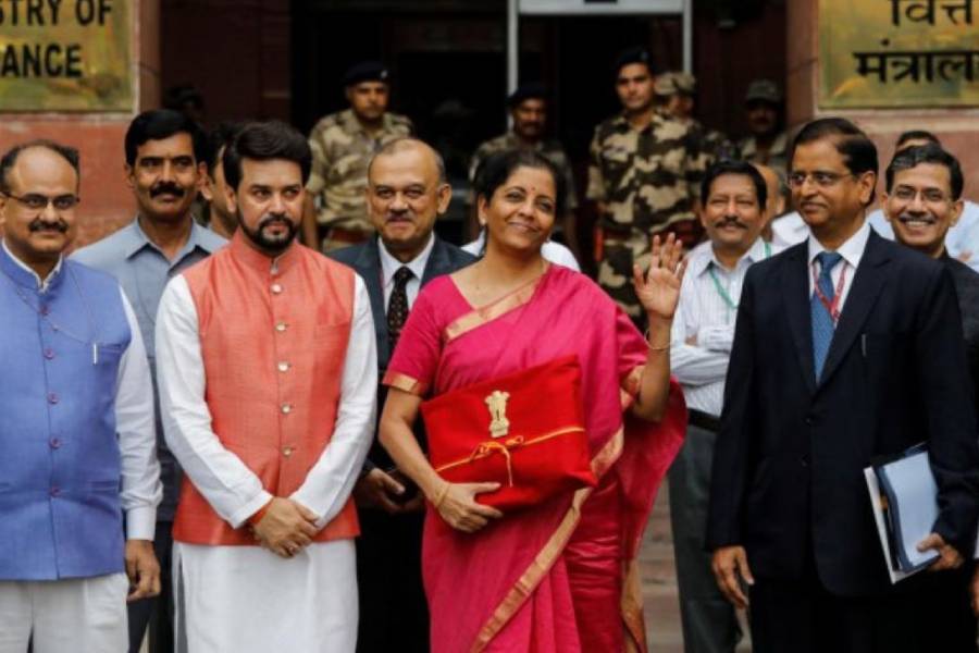 ২০১৯ সালে নির্মলার প্রথম বাজেট। গাঢ় গোলাপি রঙের মঙ্গলগিরি সিল্ক পড়েছিলেন নির্মলা। সোনালি পাড়। এই শাড়ি নির্মলার নিজের রাজ্যের শাড়ি। অন্ধ্রপ্রদেশে বড় হওয়া নির্মলা তাঁর প্রথম পরীক্ষার জন্য বেছে নিয়েছিলেন অন্ধ্রপ্রদেশেরই মঙ্গলগিরির তাঁতিদের হাতে বোনা শাড়ি।