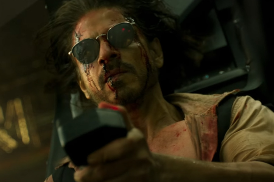 A scence from Pathaan movie featuring Shah Rukh Khan.