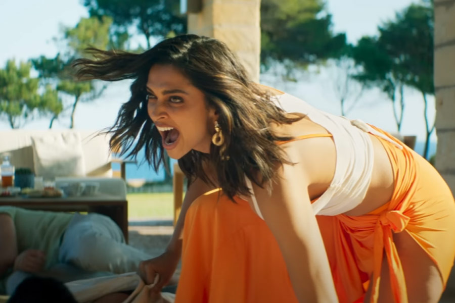 A scence from Pathaan movie featuring Deepika Padukone.