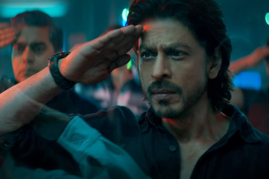 A scence from Pathaan movie featuring Shah Rukh Khan.