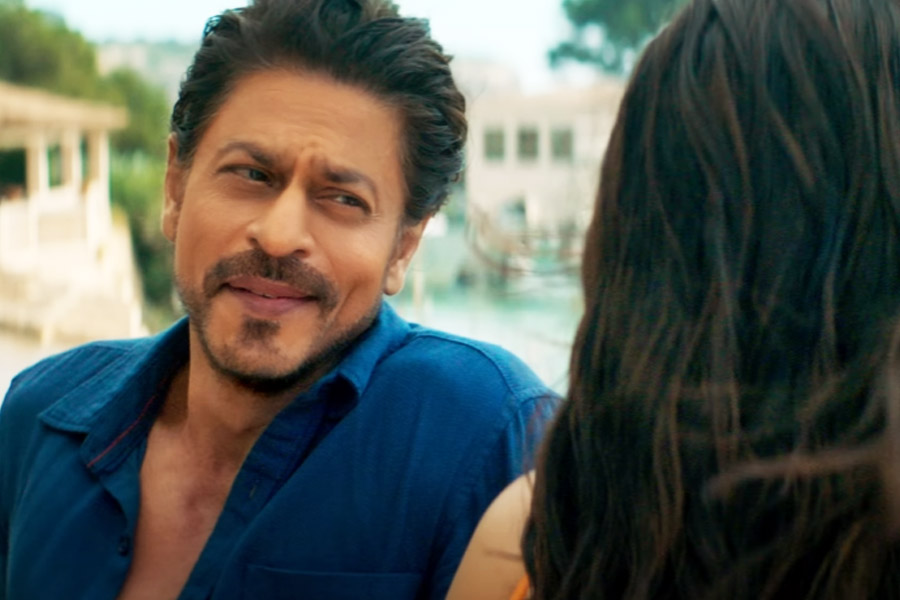 A scence from Pathaan movie featuring Shah Rukh Khan.