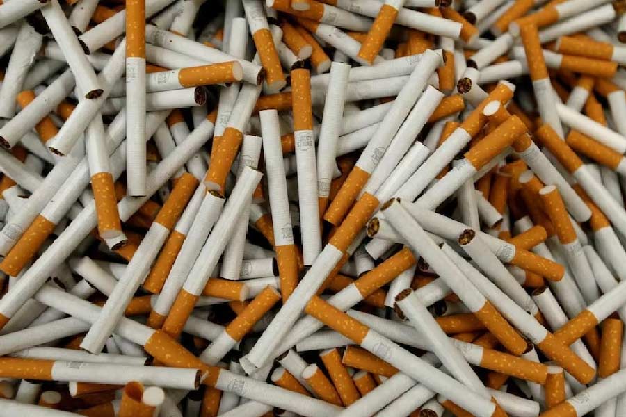 মোবাইলের যন্ত্রাংশ, ক্যামেরার লেন্সে শুল্ক কমানো হয়েছে। অন্য দিকে, কম্পিউটার রবারে শুল্ক বেড়েছে। ধূমপায়ীদের জন্য ‘খারাপ খবর’ শুনিয়েছে কেন্দ্র। সিগারেটের উপর চলতি অর্থবর্ষে শুল্ক বেড়েছে ১৬ শতাংশ। অন্য দিকে, ব্যাটারিতে ব্যবহৃত লিথিয়ামের মতো জিনিসের শুল্ক কমানো হয়েছে।