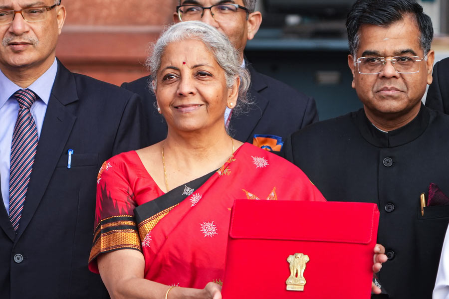 চলতি অর্থবর্ষে পশুপালন এবং মৎস্যচাষে ৬ হাজার কোটি টাকা বরাদ্দ করা হয়েছে। আখচাষীদের জন্য বড় ঘোষণা করেছেন নির্মলা। চিনি শিল্পে সহায়তাকারী সমবায়গুলিকে ১ হাজার কোটি টাকা সুবিধা দেওয়ার কথা বলা হয়েছে এই বাজেটে। 