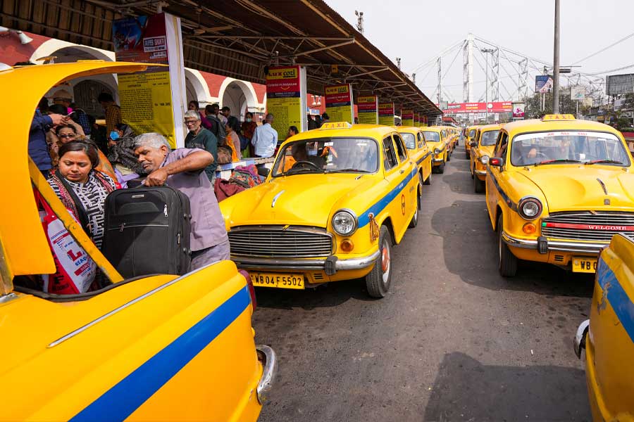 তেমনই ইলেকট্রিক যানবাহনের ব্যবহার বাড়ানোর জন্য দাম কমানো হচ্ছে। কেন্দ্রের ‘গ্রিন হাইড্রোজেন মিশন’-এ ২০৩০ সালের মধ্যে যানবাহন দূষণ পর্যায়ক্রমে কমিয়ে আনার লক্ষ্যমাত্রা নেওয়া হয়েছে। 