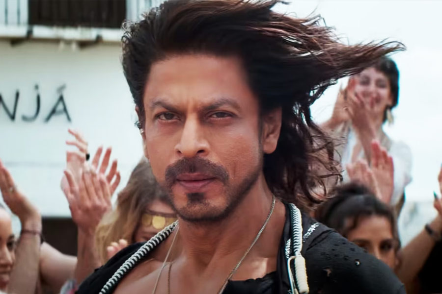 বড় পর্দায় শাহরুখ খানের আবির্ভাব তিন দশক আগে। যে ছবিতে অভিনয় করতেন, তা-ই যেন সোনা হয়ে ফলত বক্স অফিসে। কিন্তু কেরিয়ারের লেখচিত্র সব সময় ঊর্ধ্বমুখী হয় না। তাই হয়তো ৪ বছরের বিরতি নিয়েছিলেন অভিনেতা। এই বিরতি নিজেকে তৈরি করার। এই বিরতি দেশে ‘পাঠান’ ঝড় তোলার। ‘পাঠান’ মুক্তির পরের ৪ দিন অভিনেতার পিছনে ফেলে আসা এই ৪ বছরকে ভুলিয়ে দিয়েছে।