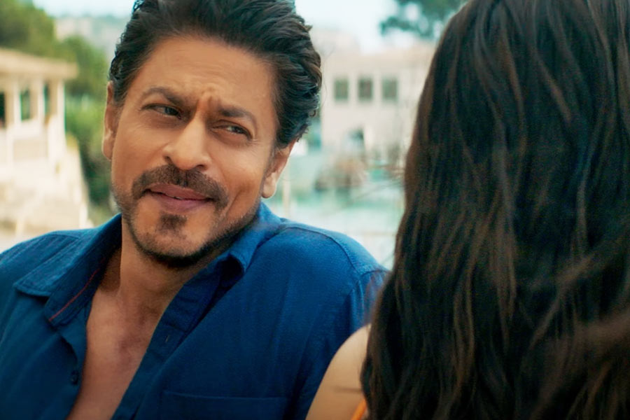 স্বভাবসিদ্ধ মজা মিশিয়ে শাহরুখ বলেন, ‘‘আমি অন্য পেশায় যাব বলে ভাবছিলাম। বাড়িতে রান্নাবান্নাও শিখেছি। রেস্তরাঁ খোলার কথাও ভেবেছি। নাম রাখতাম ‘রেড চিলিজ় ফু়ড ইটারি’। ইটালির বিভিন্ন খাবার রান্না করতে পারি এখন।’’