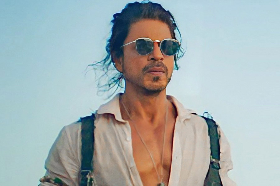 কিন্তু পরমুহূর্তেই শাহরুখের কথা বলার ভঙ্গির বদল। শাহরুখ বলেন, ‘‘আমার গুরুজনেরা সব সময় আমাকে বলতেন, যাঁরা তোমায় নিজের কাজ কী করে ভাল করতে হবে সে বিষয়ে উপদেশ দেবেন, তাঁদের কাছে কখনও নিজের ব্যর্থতার সময় যাবে না। যে মানুষগুলো তোমায় ভালবাসে, ব্যর্থ হলে তাদের কাছে যেয়ো।’’