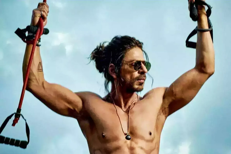 গুরুজনের এই উপদেশ মেনেই চলে এসেছেন শাহরুখ চিরকাল। তাঁর বক্তব্য, তিনি খুব খুশি হলেও নিজের বাড়ির বারান্দায় চলে যান। আবার খুব মনখারাপ হলেও তাঁর ঠিকানা একটাই। শাহরুখ বলেন, ‘‘ভগবান আমার জন্য ব্যালকনি সিটটা রেখে দিয়েছেন।’’