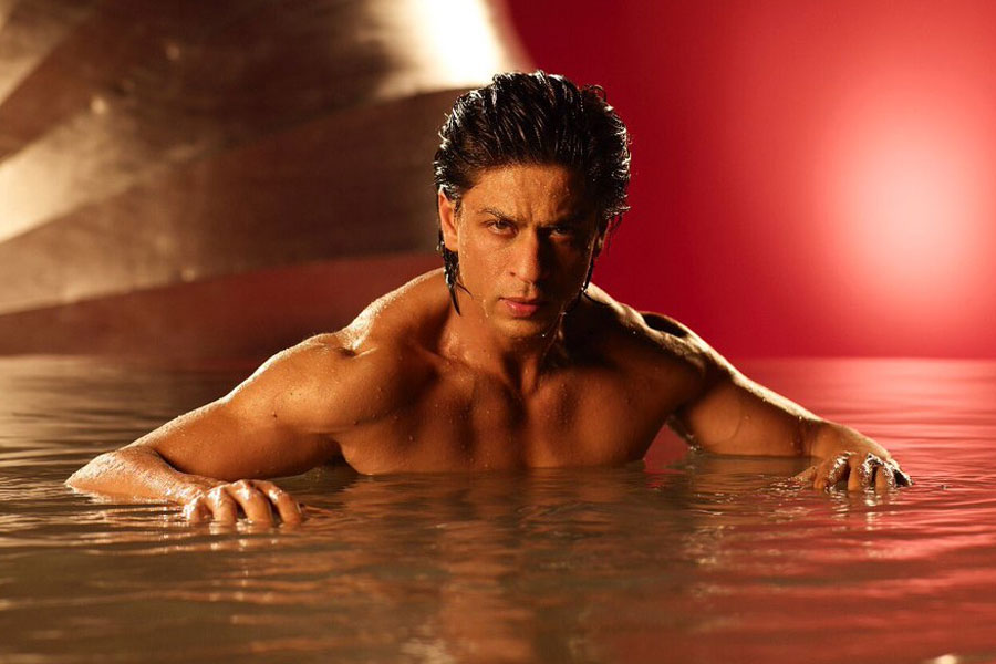 শাহরুখের বাড়িতে একটি বিশেষ বাথরুম রয়েছে।  শাহরুখ যদি ওই বাথরুমের দরজা বন্ধ করে অনেকটা সময় কাটাতে থাকেন, তা হলে বুঝে নিতে হবে যে, তিনি কান্নাকাটি করছেন। শাহরুখের পরিবারের সদস্যরা এই বিষয়ে অবগত বলে জানান অভিনেতা।