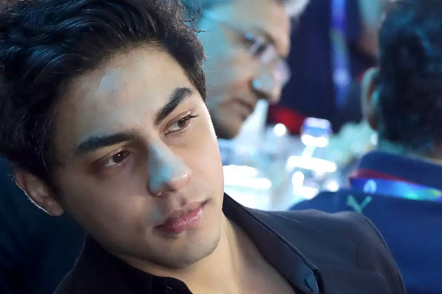 এই ৪ বছরে শাহরুখের পরিবারের উপর দিয়েও কম ঝড় যায়নি। ২০২১ সালের অক্টোবরে মুম্বইয়ের উপকূলে প্রমোদতরী ‘কর্ডেলিয়া’-য় মাদকচক্রে জড়িত থাকার অভিযোগে শাহরুখের পুত্র আরিয়ান খান-সহ আরও ১৯ জনকে গ্রেফতার করেছিল কেন্দ্রীয় মাদক নিয়ন্ত্রক সংস্থা (এনসিবি)।