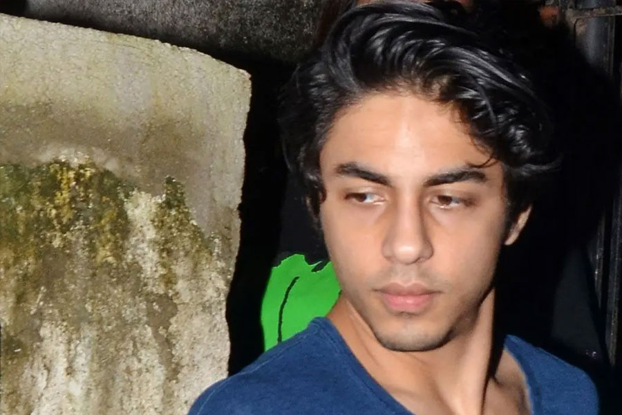 এনসিবি-র অন্যতম শীর্ষ অফিসার সমীর ওয়াংখেড়ে তাঁর দল নিয়ে প্রমোদতরীতে অভিযান চালানোর পর সেখান থেকে গ্রেফতার করা হয়েছিল শাহরুখের পুত্রকে।