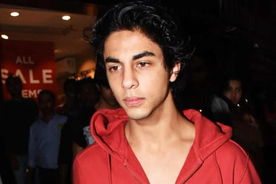 মাদককাণ্ডের তদন্ত প্রক্রিয়ায় ‘ফাঁক’ রয়েছে বলে অন্তর্তদন্ত শুরু হয়। এক মাস জেলে থাকার পর আরিয়ানের বিরুদ্ধে মাদকচক্রে জড়িত থাকার অভিযোগ প্রত্যাহার করে নিয়েছিল এনসিবি। জামিনে ছাড়া পেয়েছিলেন শাহরুখ-পুত্র।