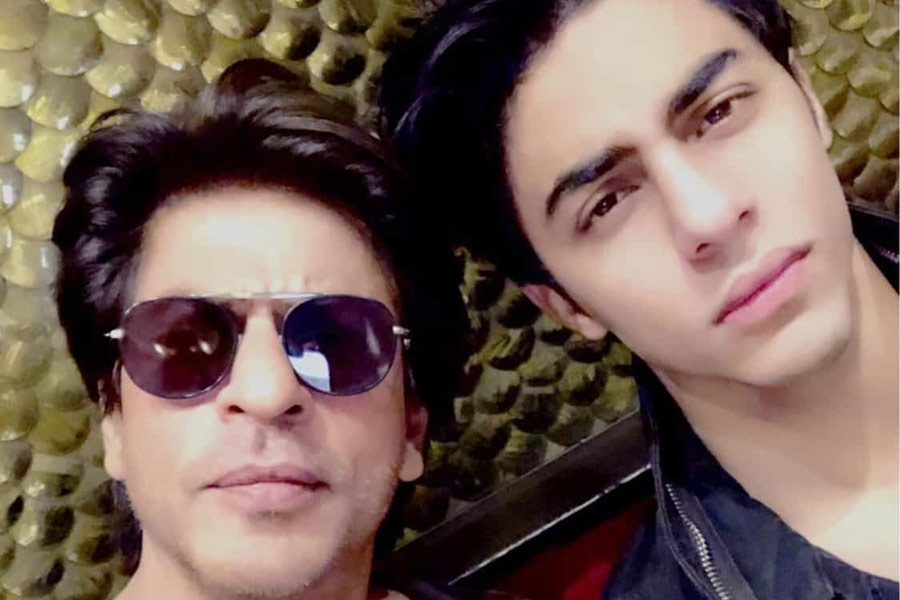 বাবার পদাঙ্ক অনুসরণ করে অভিনয়ে নামার সিদ্ধান্ত নেননি আরিয়ান। একটি ওয়েব সিরিজ়ের চিত্রনাট্য লেখার কাজ ইতিমধ্যেই শেষ করেছেন তিনি। ফ্লোরে না উঠলেও কয়েক দিন এই সিরিজ়ের পরীক্ষামূলক শুটিংয়ের কাজ করেছেন আরিয়ান। কানাঘুষো শোনা যাচ্ছে যে, তরুণ প্রজন্মের গল্পই উঠে আসবে আরিয়ানের এই সিরিজ়ে।