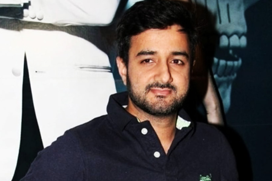 কিন্তু অ্যাকশন হিরো হিসাবে তাঁকে কেউ কাজ দিতে চাইতেন না বলে চাপা কষ্টও ছিল শাহরুখের। সাংবাদিক বৈঠকে তিনি বলেন, ‘‘সিদ্ধার্থ যখন আমাকে ‘পাঠান’ ছবির স্ক্রিপ্ট প্রথম বার পড়ে শুনিয়েছিলেন, তখন আমি ভেবেছিলাম, ও মিথ্যা কথা বলছে। কোনও অ্যাকশন ছবি নয়, আবার রোম্যান্টিক ঘরানার কোনও ছবিতে অভিনয়ের কথা বলবে।’’