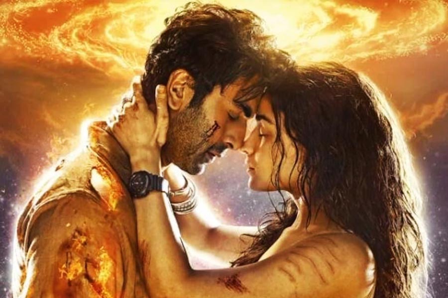 তবে, ‘পাঠান’-এর আগে ২০২২ সালেও বড় পর্দায় ফিরে এসেছিলেন শাহরুখ। অয়ন মুখোপাধ্যায়ের পরিচালনায় ৯ সেপ্টেম্বর মুক্তি পেয়েছিল ‘ব্রহ্মাস্ত্র’ ছবির প্রথম পর্ব। রণবীর কপূর, আলিয়া ভট্ট, অমিতাভ বচ্চনকে এই ছবিতে মুখ্যচরিত্রে অভিনয় করতে দেখা গিয়েছিল।