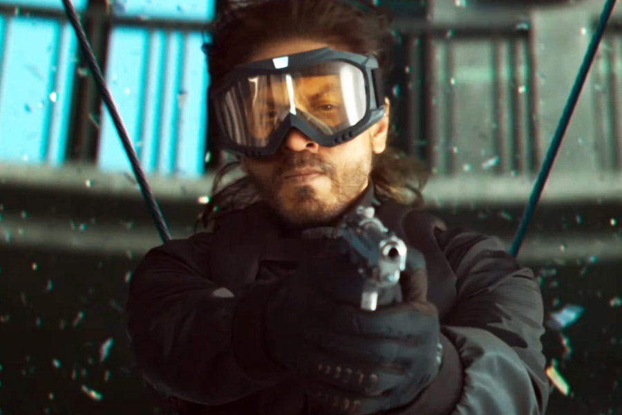 ‘ব্রহ্মাস্ত্র’ ছবিতে পার্শ্বচরিত্রে অভিনয় করেই শাহরুখ আভাস দিয়েছিলেন যে, বড় পর্দায় সঠিক চরিত্রে অভিনয় করার সুযোগ মিললে তিনি আবার আগের মতো জাদু দেখাতে পারেন। ‘পাঠান’ সেই জাদুই দেখাল বলা যায়।