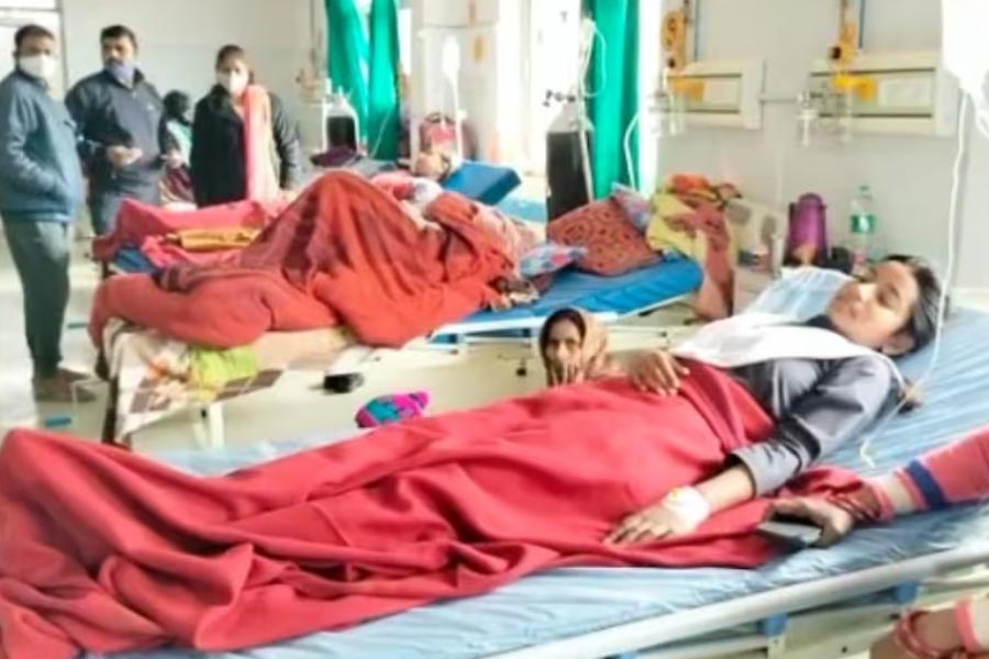 Students fell ill by the leakage of poisonous gas