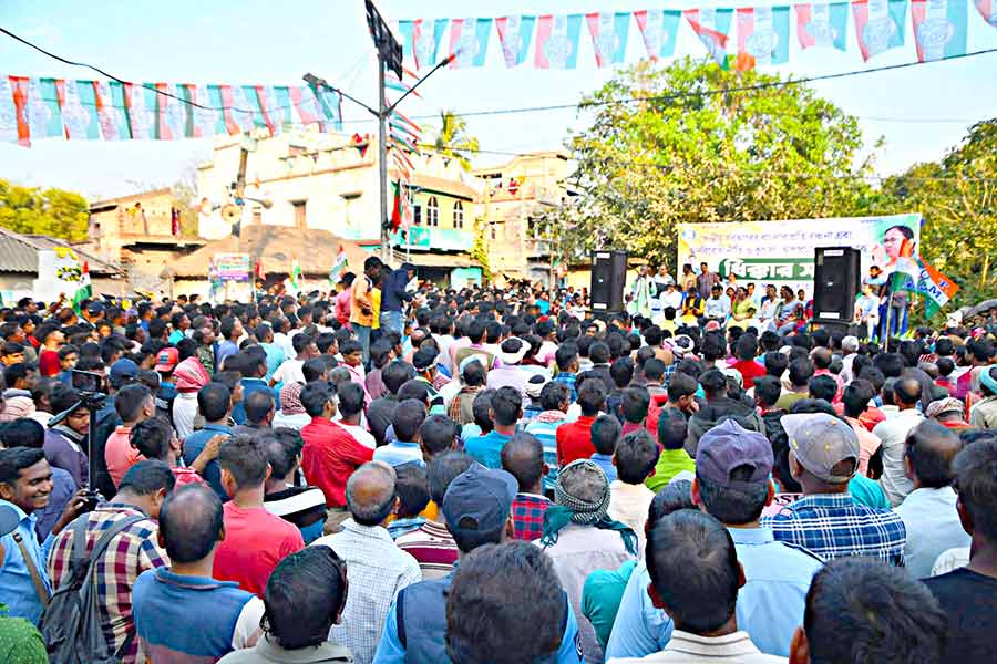 Crowd at a party meeting of TMC