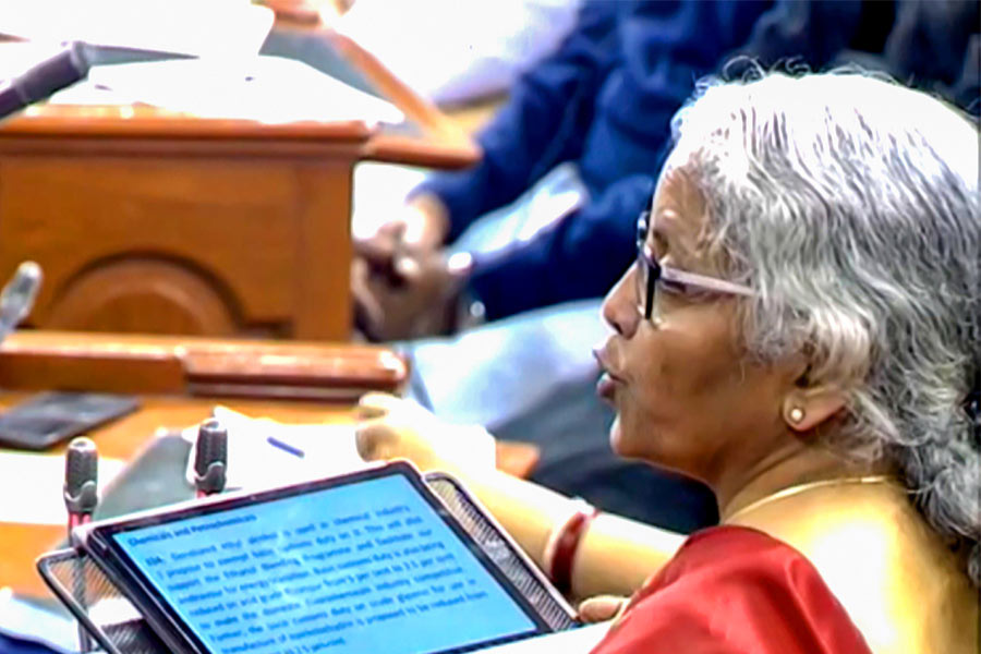 এক নজরে দেখে নেওয়া যাক, ২০২৩-২৪ অর্থবর্ষের বাজেটে কী পেল পশ্চিমবঙ্গ। কোন খাতে টাকা বাড়ানো হল, কোন খাতেই বা কমল বরাদ্দ।