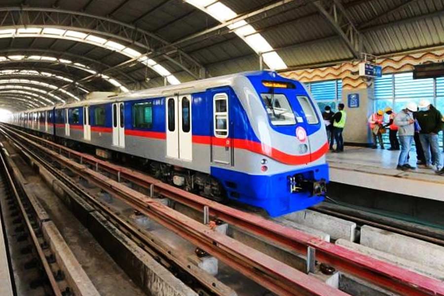 বুধবারের বাজেটে সব থেকে বেশি বরাদ্দ করা হয়েছে মেট্রোরেল খাতে। মেট্রো রেলের জন্য ২৪৫০ কোটি টাকা বরাদ্দের কথা ঘোষণা করেছেন কেন্দ্রীয় অর্থমন্ত্রী নির্মলা। গত বাজেটে মেট্রোর জন্য বরাদ্দ ছিল ১৮৩৮ কোটি।