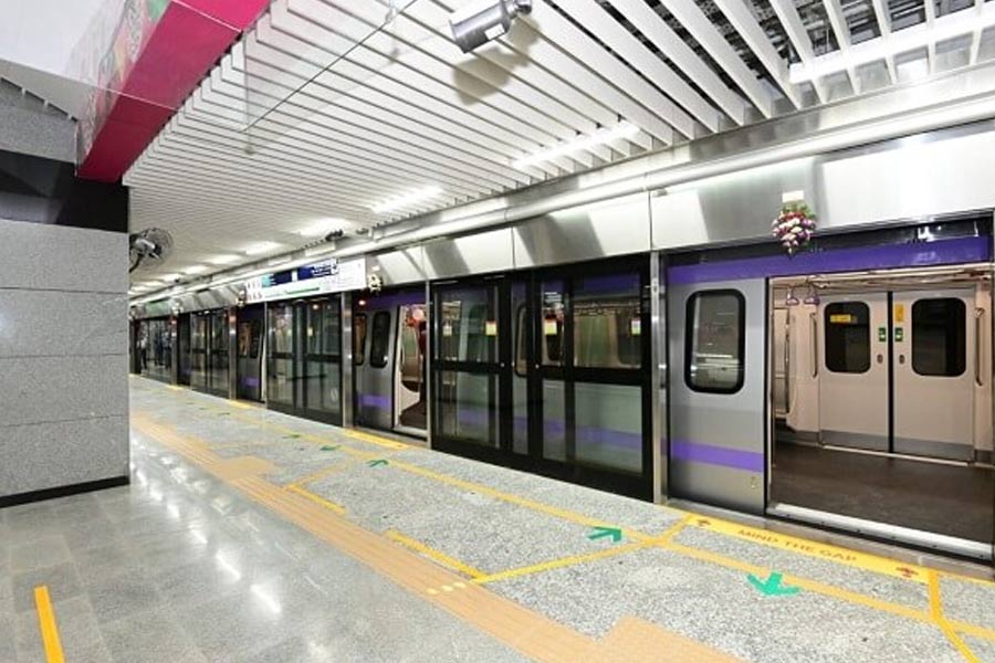 তবে কলকাতা মেট্রো রেল কর্পোরেশন লিমিটেড (ইস্ট-ওয়েস্ট)-এর খাতে বরাদ্দ টাকার পরিমাণে কোনও বদল আসেনি। গত বাজেটের মতো এই বাজেটেও সেই খাতে ১০০০ কোটি টাকা বরাদ্দ করেছে কেন্দ্র।