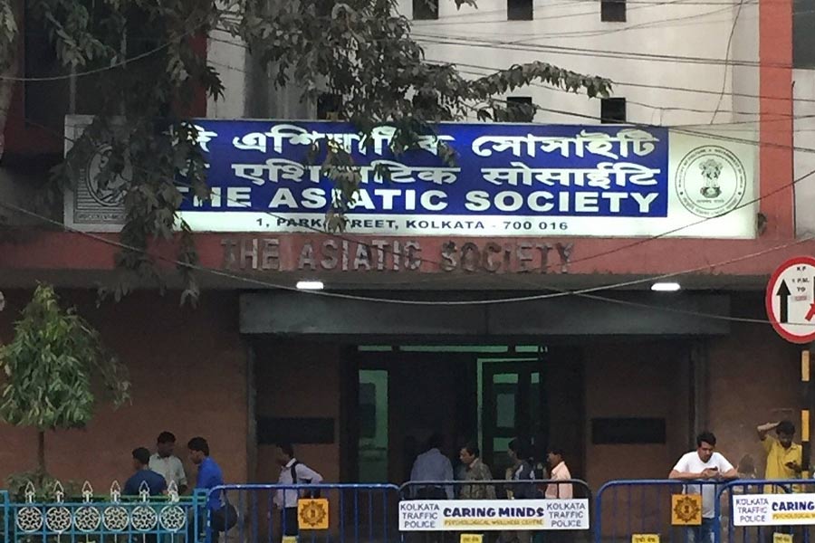 প্রায় দেড় কোটি বরাদ্দ বেড়েছে এশিয়াটিক সোসাইটির খাতে। হত বাজেটে এই টাকার পরিমাণ ছিল ২০ কোটি। কিন্তু এই বারে তা বাড়িয়ে ২১.৫০ কোটি করা হয়েছে।