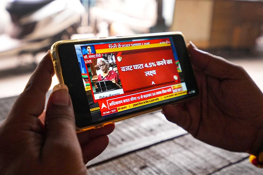 বাংলার ফরাক্কা ব্যারেজ প্রকল্পের জন্যও গত বাজেটের থেকে প্রায় ১০ কোটি টাকা বাড়িয়ে ৫৫.৯৮ কোটি টাকা করা হয়েছে। যা গত বছরে ৪৫.৯৮ কোটি ছিল।