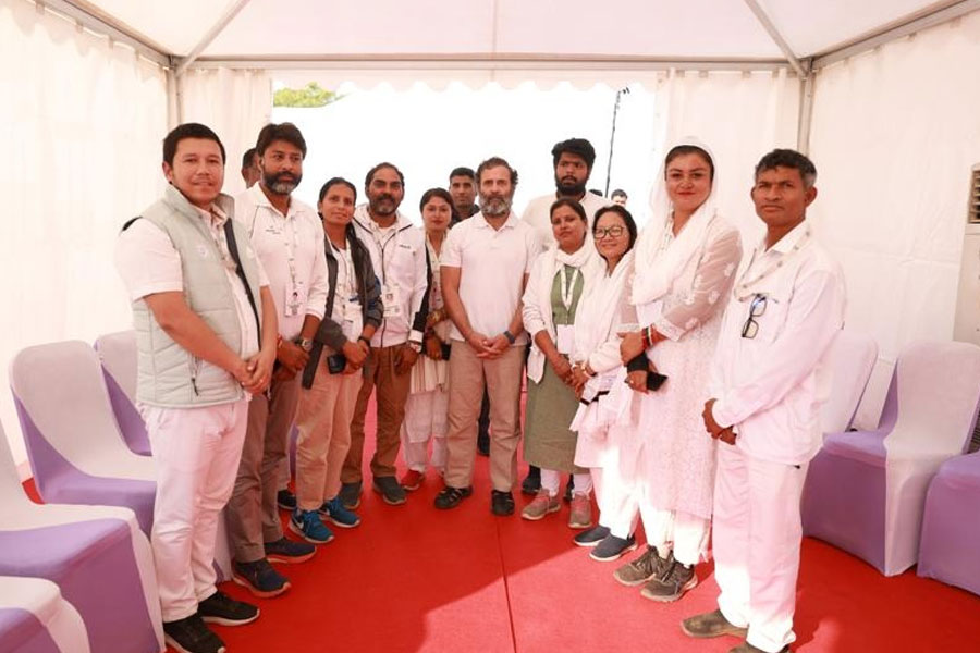 ভারত জোড়ো যাত্রায় অংশগ্রহণকারীদের সঙ্গে রাহুল।