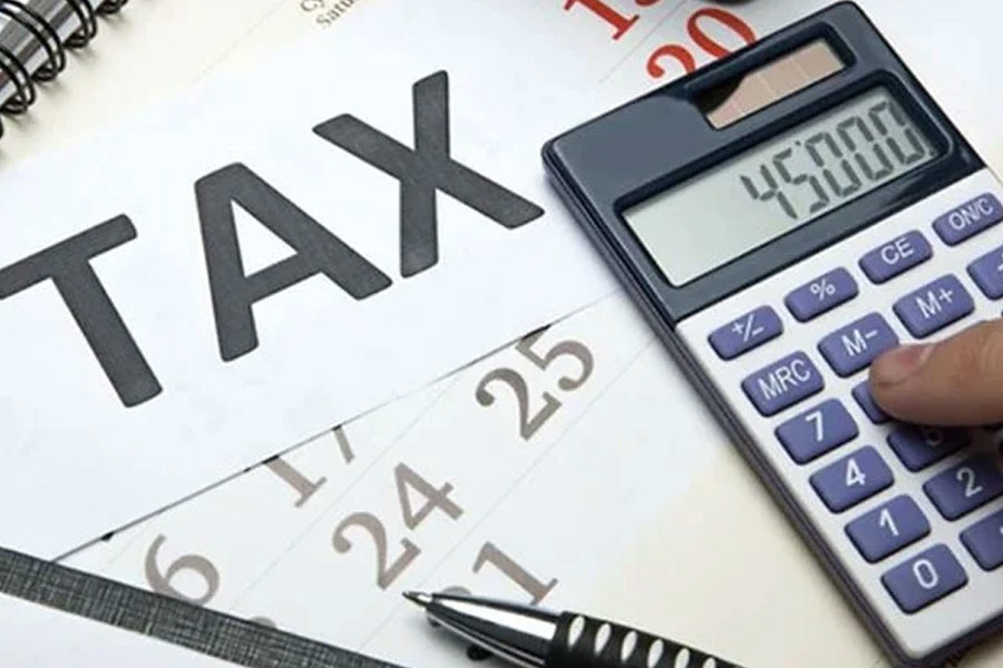 নয়া পাঁচ স্তরের আয়কর কাঠামো বলছে বছরে ৭ লক্ষ টাকা পর্যন্ত আয়ে মকুব করা হবে কর। যদিও তাঁরা এর মধ্যেই জীবনবিমা এবং দীর্ঘমেয়াদী মিউচুয়াল ফান্ডের উপলব্ধ ছাড় পাবেন। তবে আয় ৭ লক্ষ থেকে এক টাকাও বাড়লে দিতে হবে দ্বিস্তরীয় কর।