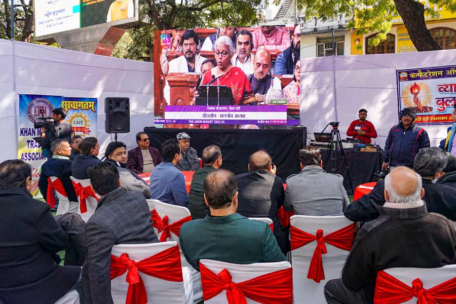 বরং একই হিসাবে ৯ লক্ষ পর্যন্ত আয়েও দেয় কর শূন্যই ছিল। তবে নতুন কাঠামোয় সেই সব ছাড় দেওয়ার কোনও বালাই নেয়। ফলে নতুন কাঠামোয় বার্ষিক ৯ লক্ষ আয়ের জন্য এক জন করদাতাকে ৪১ হাজার ৬০০ টাকা কর দিতে হবে।