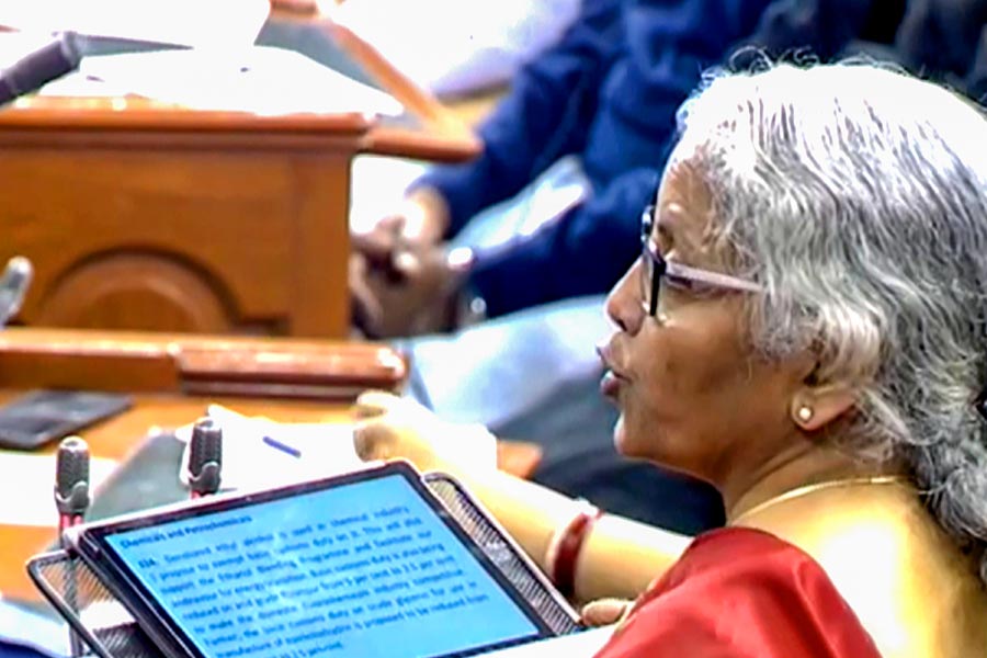 কর সঞ্চয়ী প্রকল্প এবং গৃহঋণ না থাকলে অবশ্য পুরনো আয়কর কাঠামোর করের বোঝা বেশি। তাই কর সঞ্চয়ী প্রকল্প এবং গৃহঋণ না থাকলে কর দেওয়ার জন্য নতুন কাঠামো বেছে নেওয়াই শ্রেয় বলে মত বিশেষজ্ঞদের।