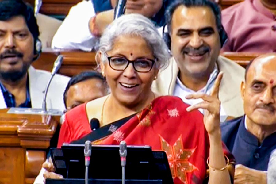 এ বার দেখা যাক যাঁদের আয় একটু বেশির দিকে নতুন কর কাঠামো কী বলছে তাঁদের করের হিসাব? পুরনো আয়কর কাঠামোতেই বা তাঁদের কত টাকা করবাবদ দিতে হত?