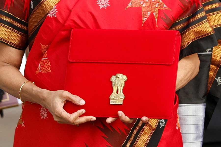 কারও বার্ষিক আয় ২৫ লক্ষ টাকা হলে, স্ট্যান্ডার্ড ডিডাকশন বাবদ ৫০ হাজার, সঞ্চয় এবং বিনিয়োগের উপর সর্বাধিক সাড়ে চার লক্ষ টাকা ছাড় দিয়ে ৪ লক্ষ ৪৪ হাজার ৬০০ টাকা কর দিতে হত। নতুন কর কাঠামোয় তা বেড়ে দাঁড়িয়েছে ৪ লক্ষ ৫২ হাজার ৪০০ টাকা।