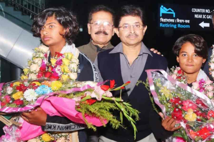 Picture of Titas Sadhu and Hrishita Basu with CAB president Snehashis Ganguly